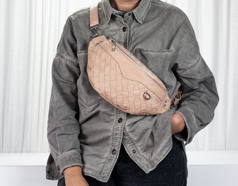 Haris fanny pack - Pale pink handwoven leather - milloobags