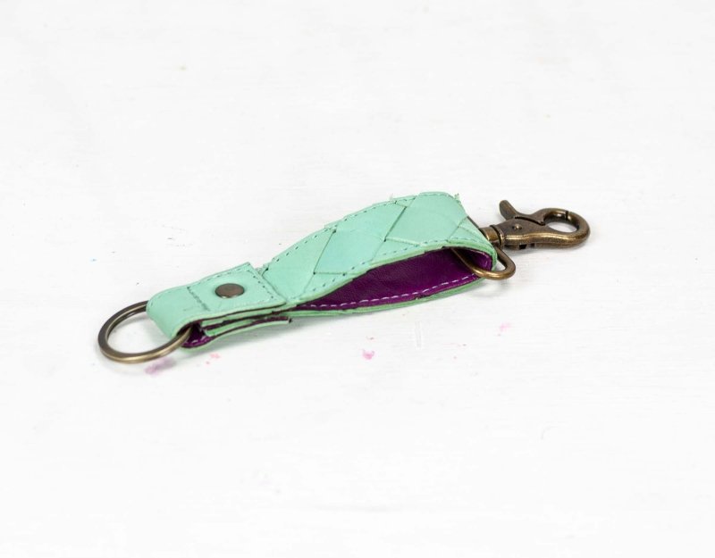 Leather handwoven keyring with clip - Mint