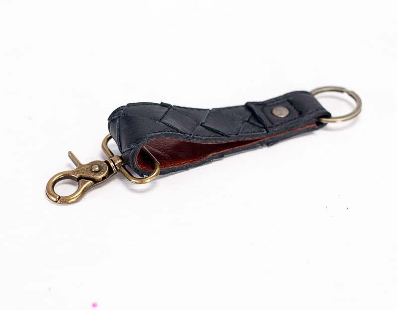 Leather handwoven keyring with clip - Black - milloobags