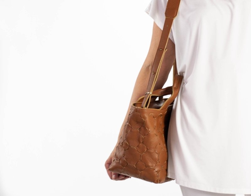 Helon purse - Handwoven brown leather - milloobags