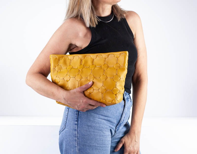 Helon clutch - Handwoven yellow leather - milloobags