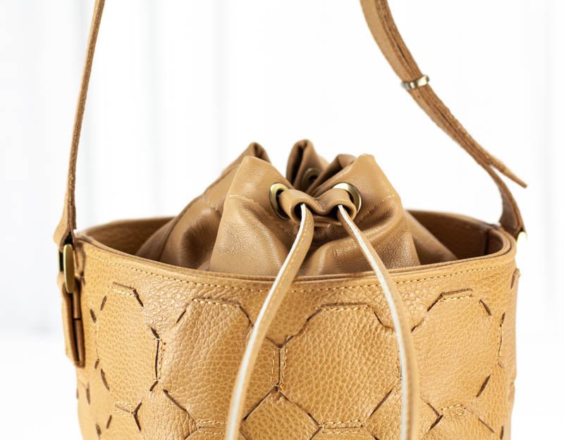 Helon bucket bag - Handwoven caramel leather - milloobags
