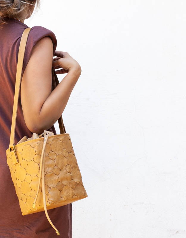 Helon bucket bag - Handwoven caramel leather - milloobags