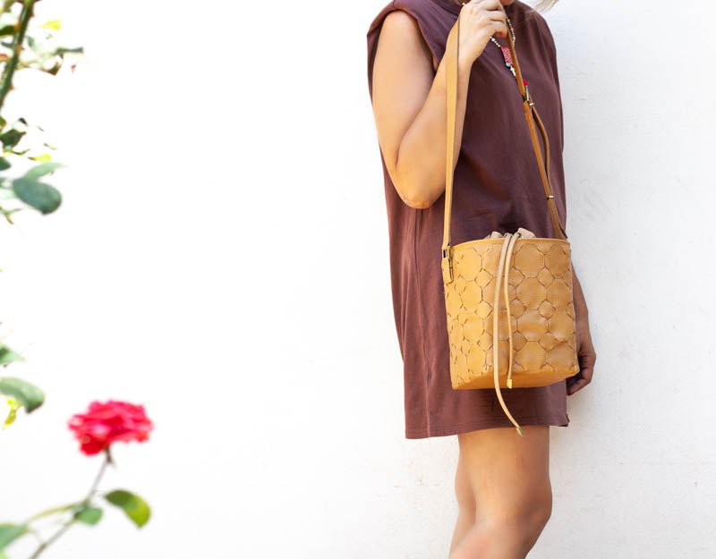 Helon bucket bag - Handwoven caramel leather - milloobags