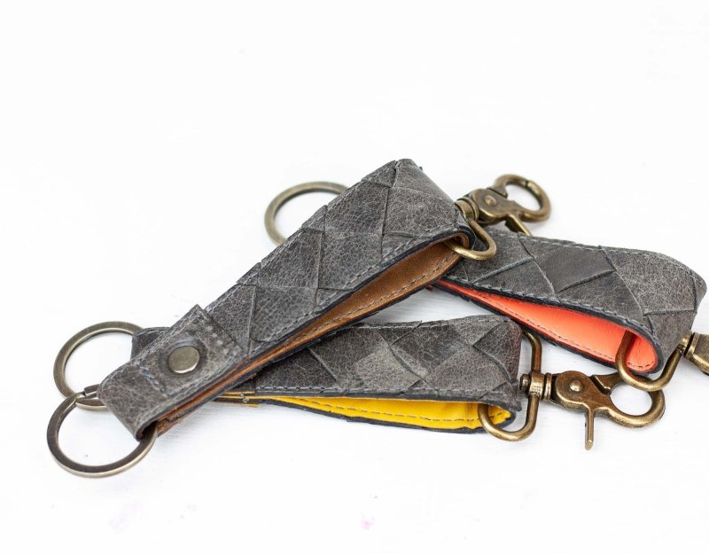 Leather handwoven keyring with clip - Grey distressed - milloobags