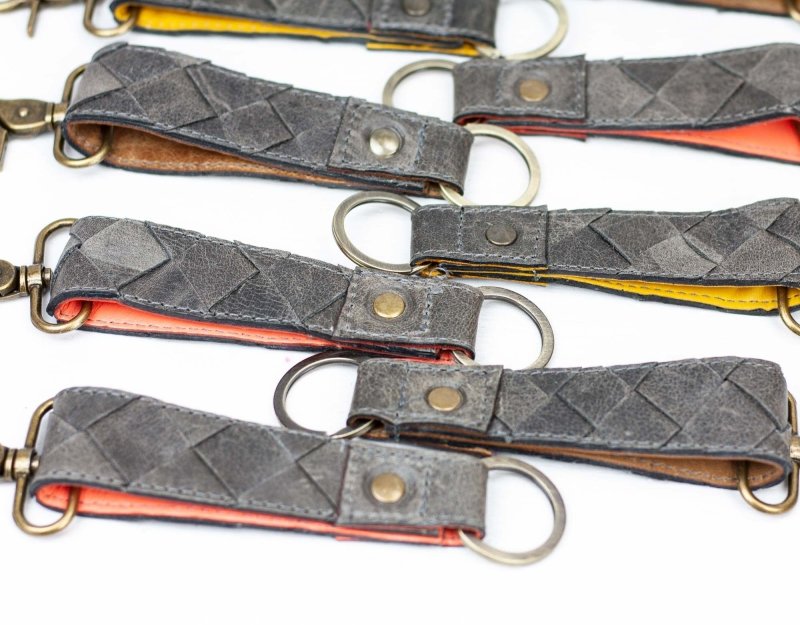 Leather handwoven keyring with clip - Grey distressed - milloobags