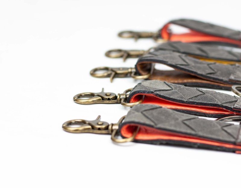 Leather handwoven keyring with clip - Grey distressed - milloobags